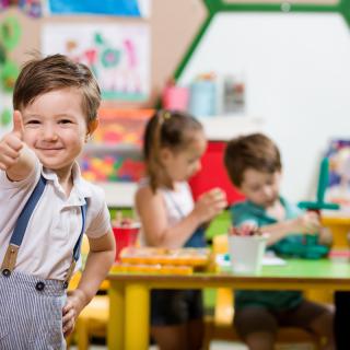 Listy z podziękowaniami i certyfikat dla szkoły